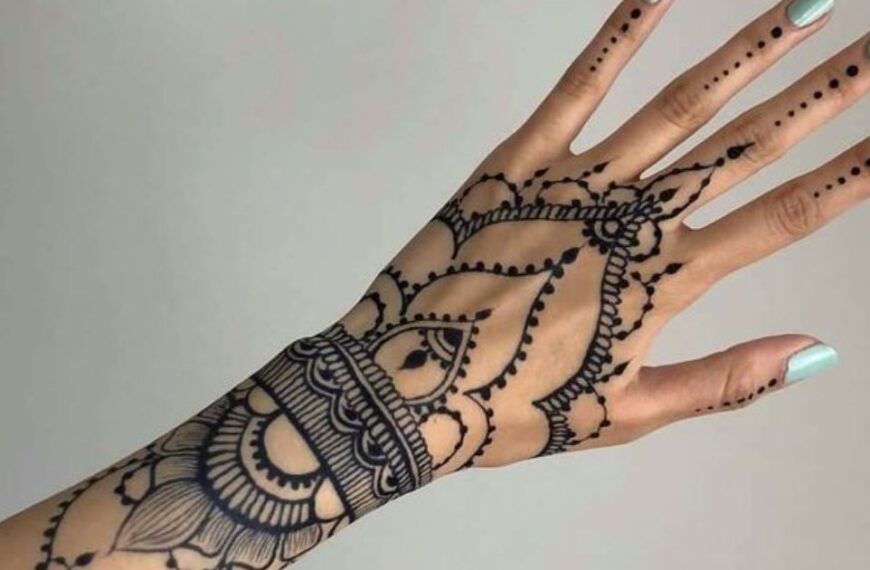 simple henna tattoo